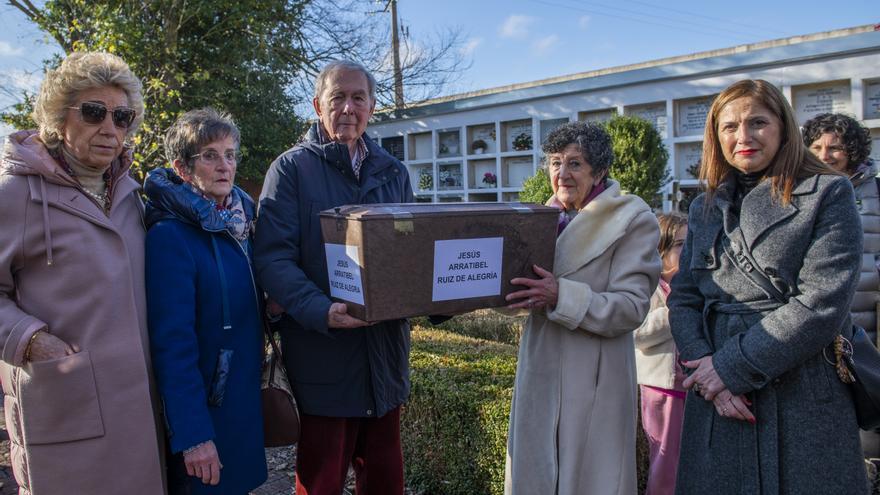 Entregan los restos de un miliciano identificado en una fosa de Amorebieta-Etxano