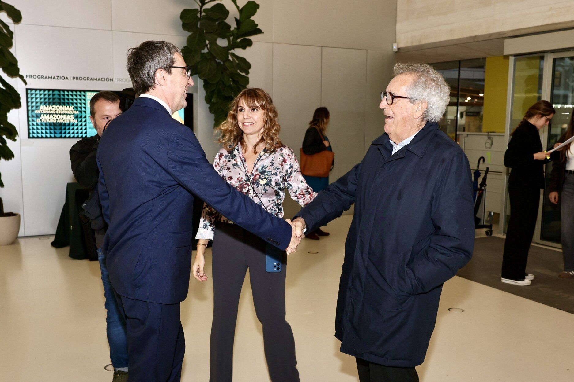 El director de NOTICIAS DE GIPUZKOA, Eduardo Iribarren, saluda al primer director del periódico, Pablo Muñoz, en presencia de Leire Etxeberri