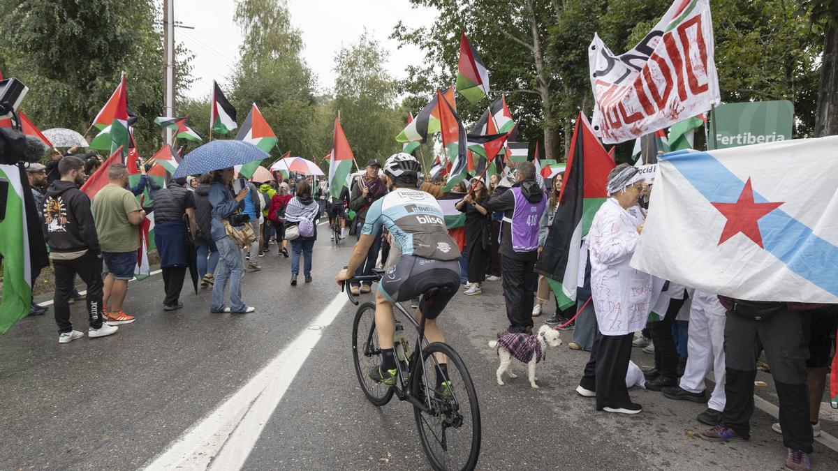 Protesta en la decimosexta etapa de la Vuelta a España en Pontevedra por la presencia del equipo Israel-Premier Tech en la prueba.