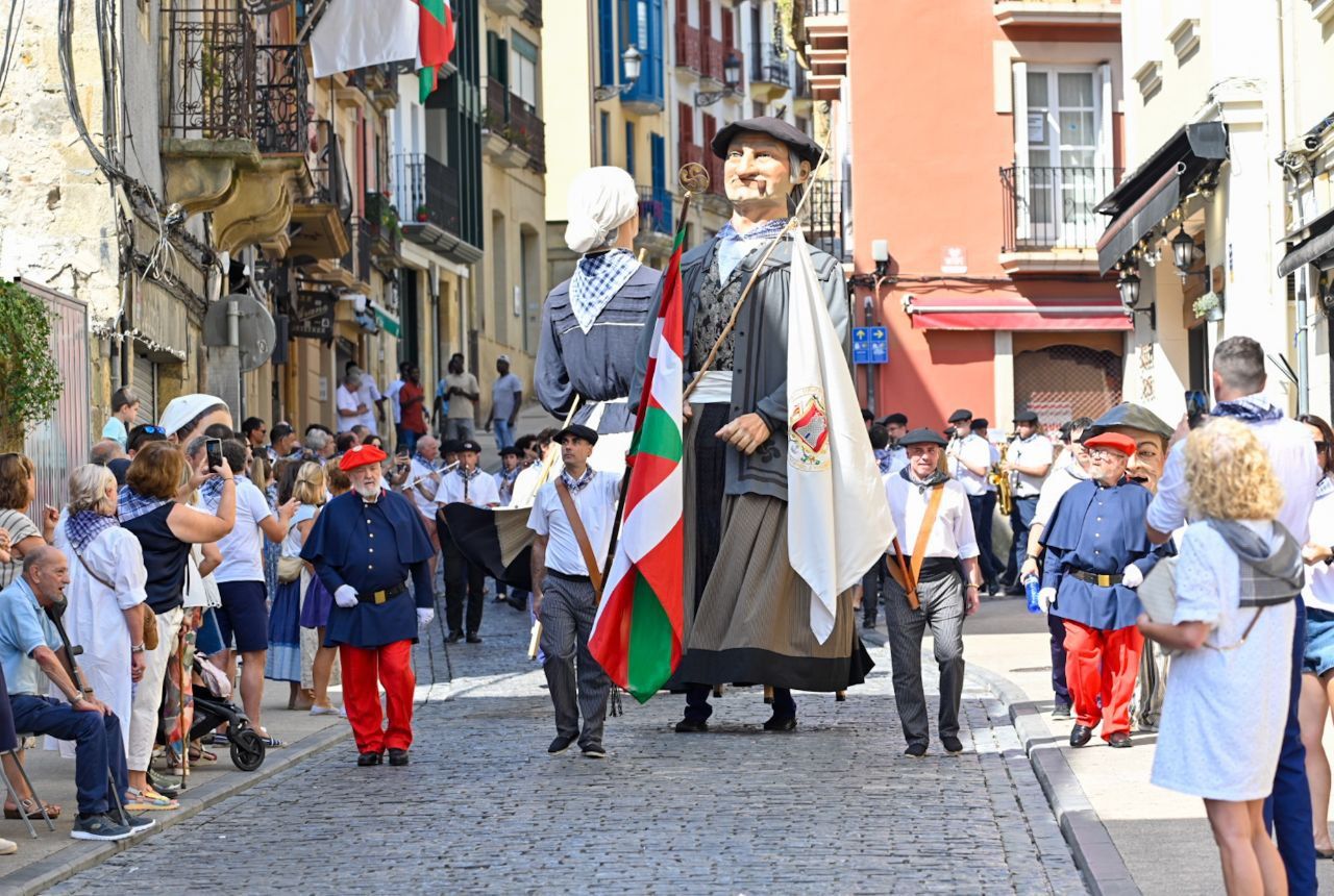 Gran ambiente en el desfile de la Euskal Jira de Irun