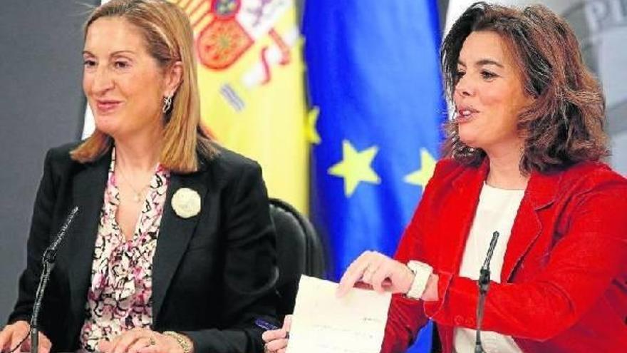 La ministra de Fomento, Ana Pastor, junto a la vicepresidenta del Gobierno, Soraya Sáenz de Santamaría, ayer en Madrid.