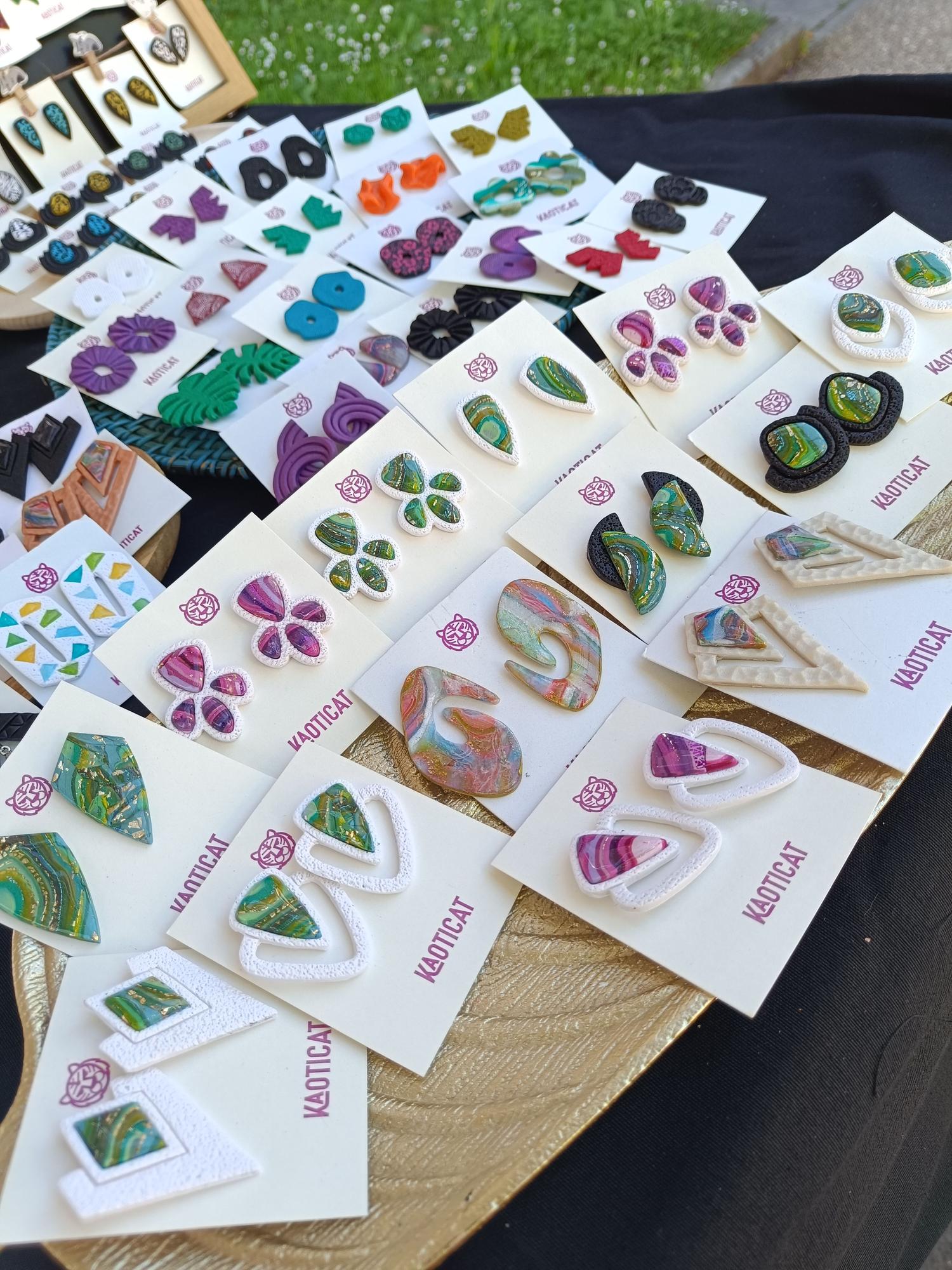 En Kaoticat también se realiza bisutería con arcilla.