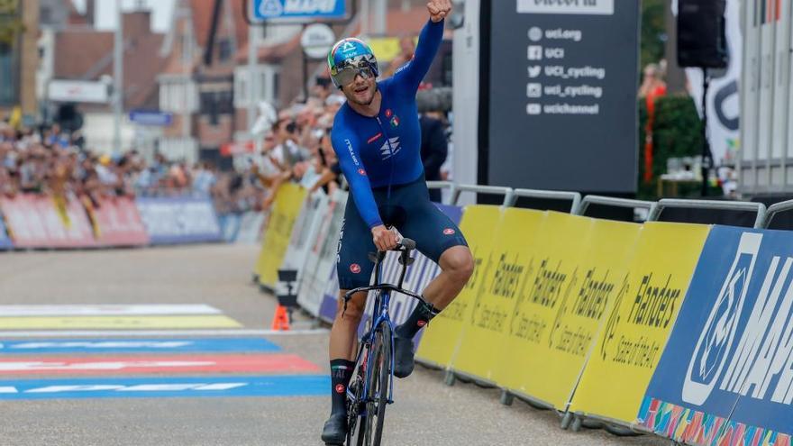 Filippo Ganna festeja en meta su triunfo en el Mundial contrarreloj de Flandes, en Bélgica.