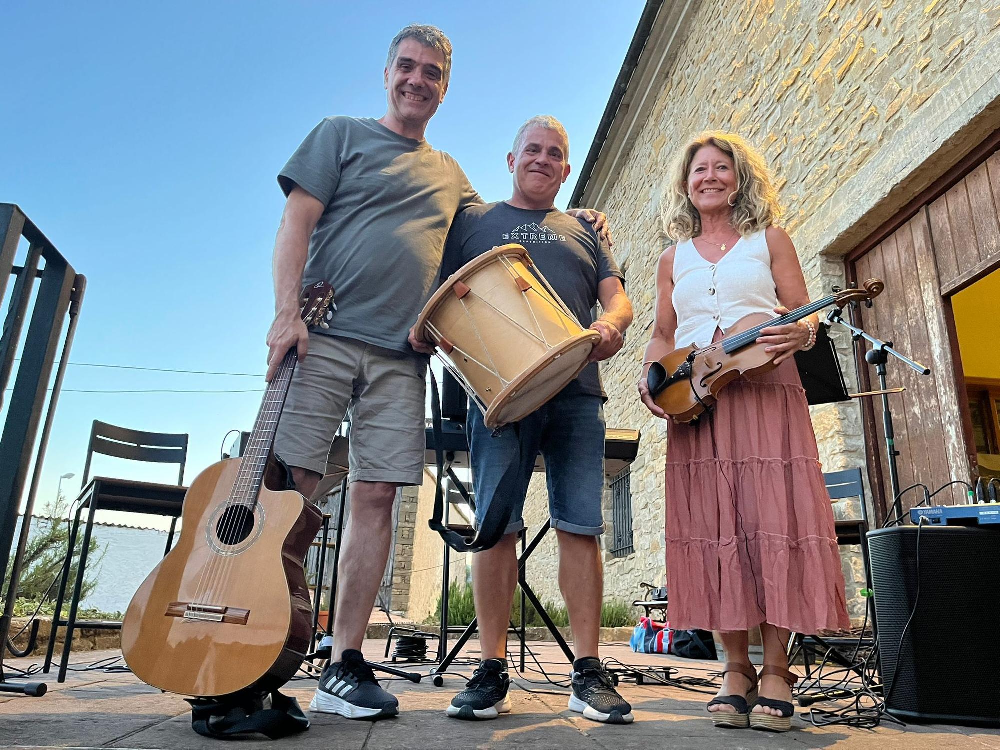 (i-d) Jokin Zabalza, José Ramón García y María Jesús Abaigar protagonizaron el concierto medieval.