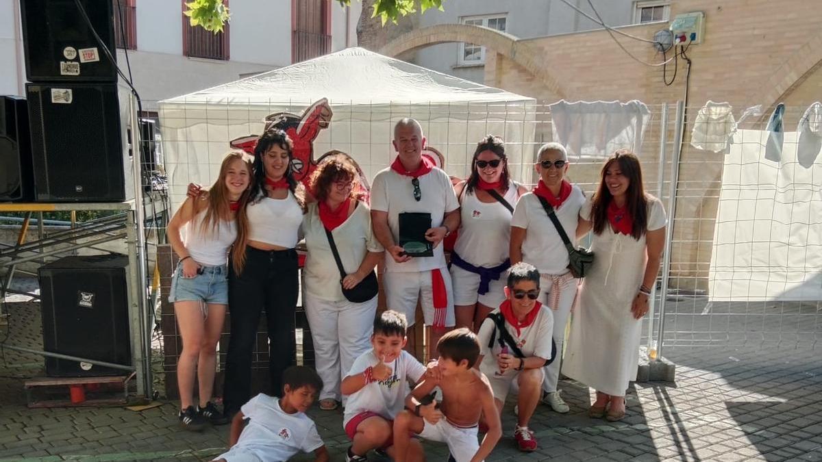 Representantes de Ikastola Argia, con algunos componentes de Tuteran Jai tras recibir el premio
