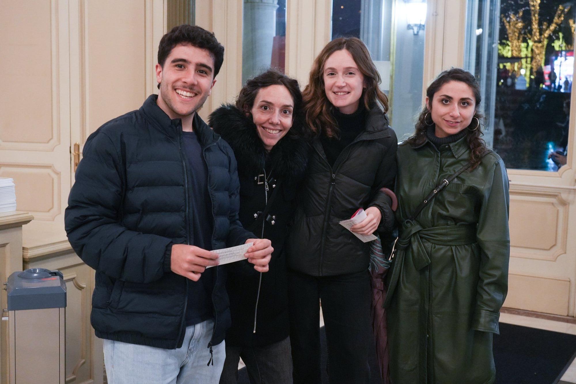 Alvaro Beobide, Ane Ruiz Olalla, Noelia Barrabeo y Marina Massidda con sus entradas en la mano.