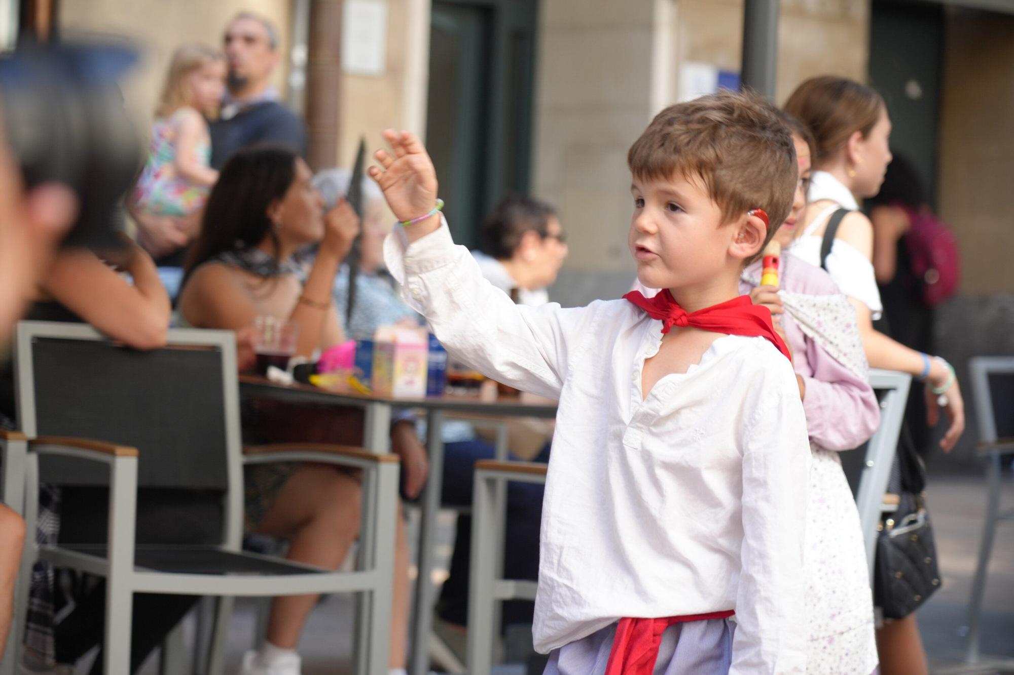 En imágenes: Celedón Txiki y Edurne lideran el paseíllo a pesar del calor