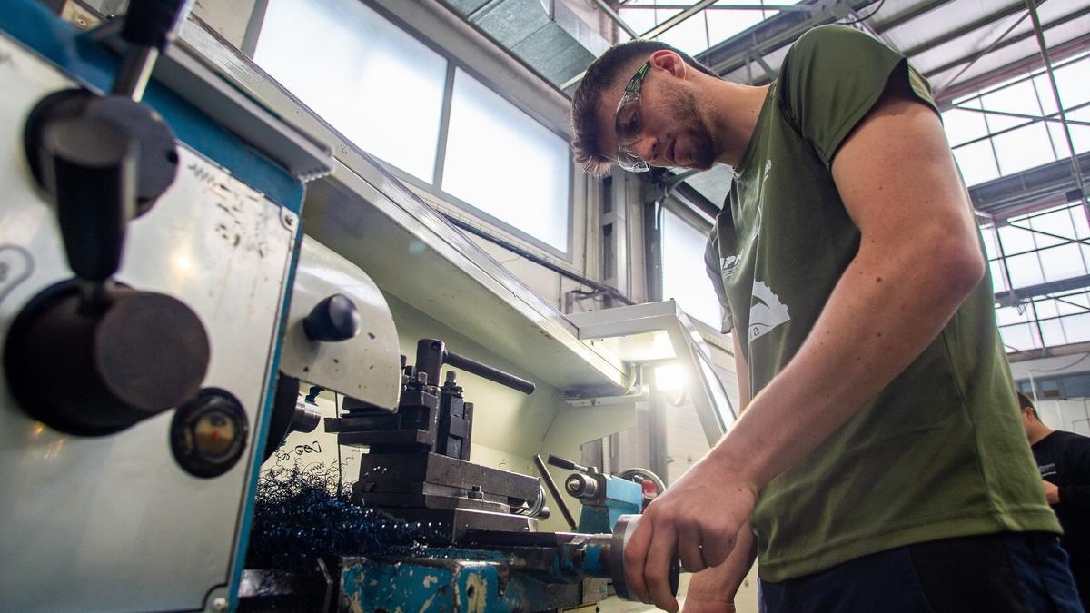 Un estudiante de Formación Profesional en el taller de mecánica del CIP Lumbier IIP.