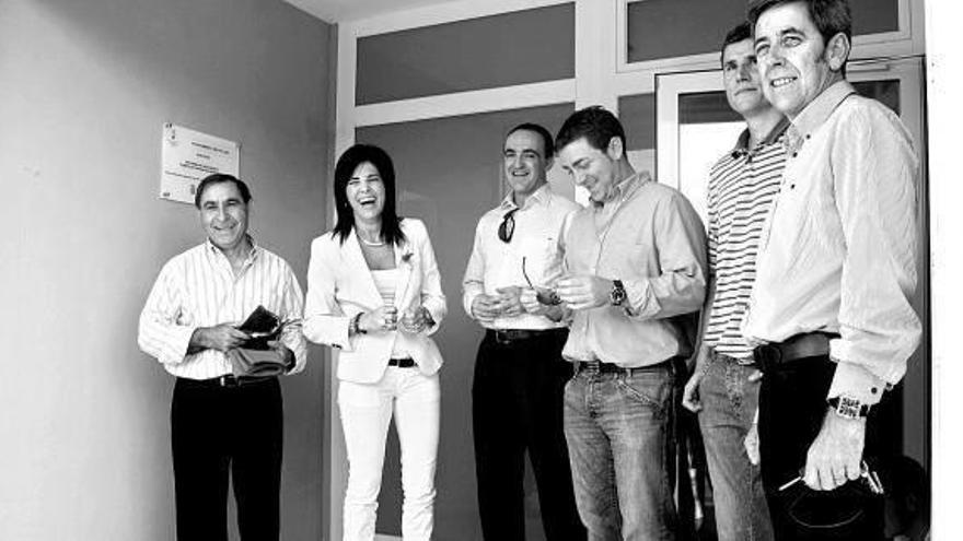 Amador Jiménez, instantes después de descubrir la placa inaugural de las nuevas instalaciones.
