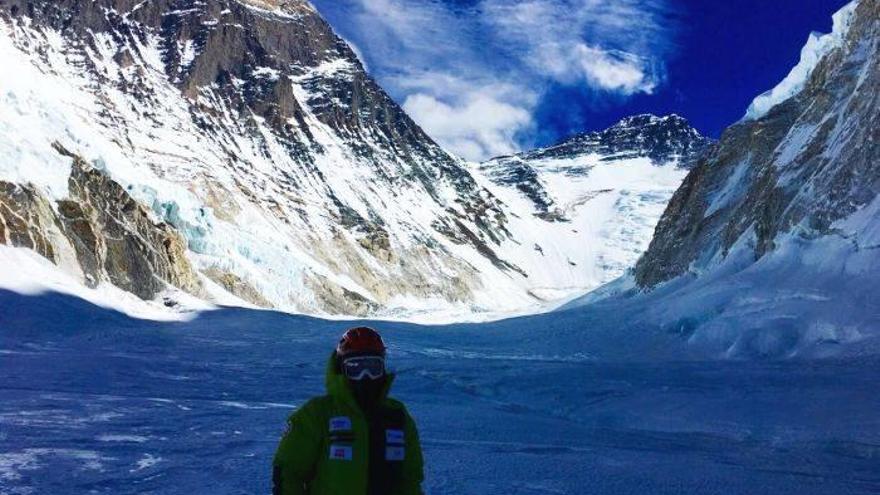Alex Txikon sufre un susto en una grieta del Everest