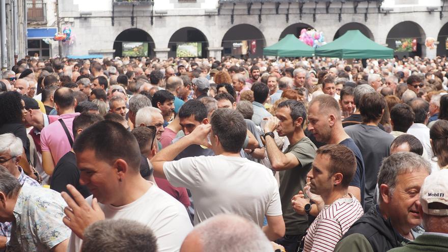 La fiesta ha tomado las calles de Azpeitia en el día del Baserritarra