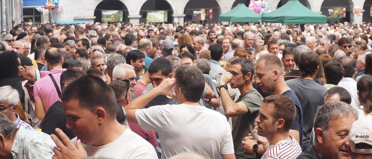 La fiesta ha tomado las calles de Azpeitia en el día del Baserritarra