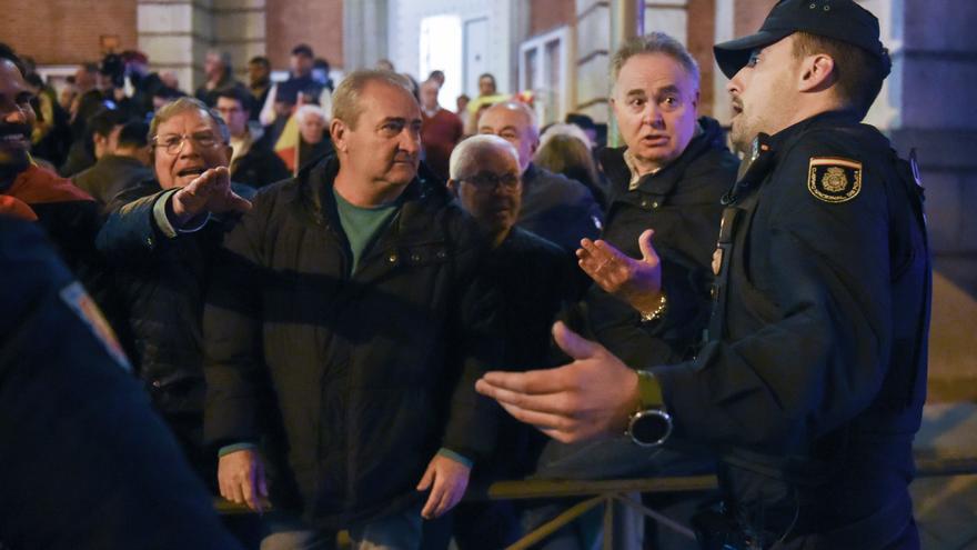La Policía acordona con vallas la sede del PSOE en Ferraz tras concentrarse 350 manifestantes contra la amnistía