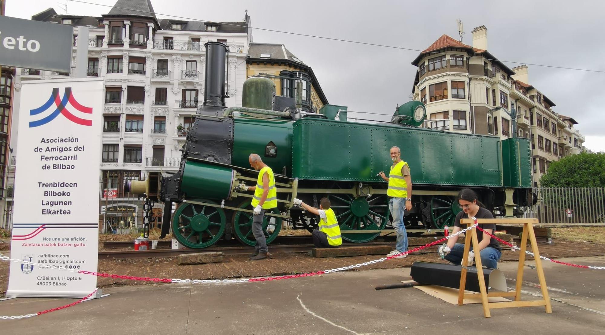 Un grupo de voluntarios durante los remates de los trabajos de pintura.