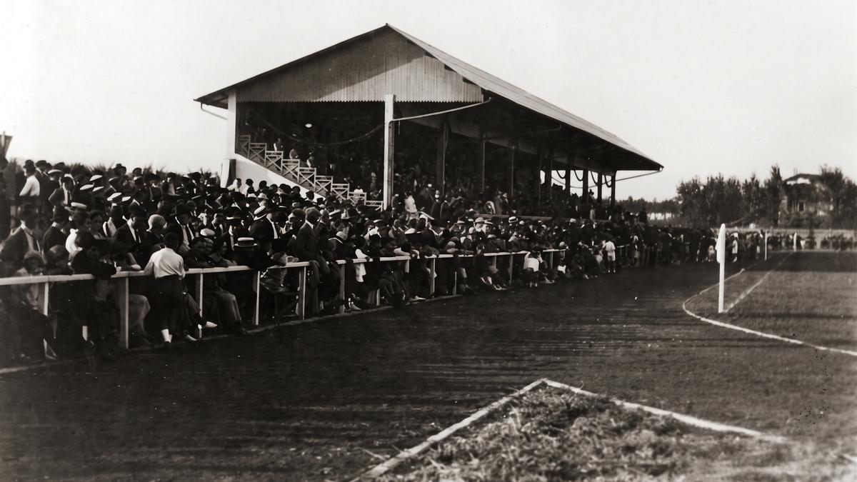 Instalaciones y tribuna del Stadium Gal, inaugurado el 19 de septiembre de 1926 / Fototeca del Archivo de Irun (ref. 30116) Instalaciones y tribuna del Stadium Gal, inaugurado el 19 de septiembre de 1926 / Fototeca del Archivo de Irun (ref. 30116)