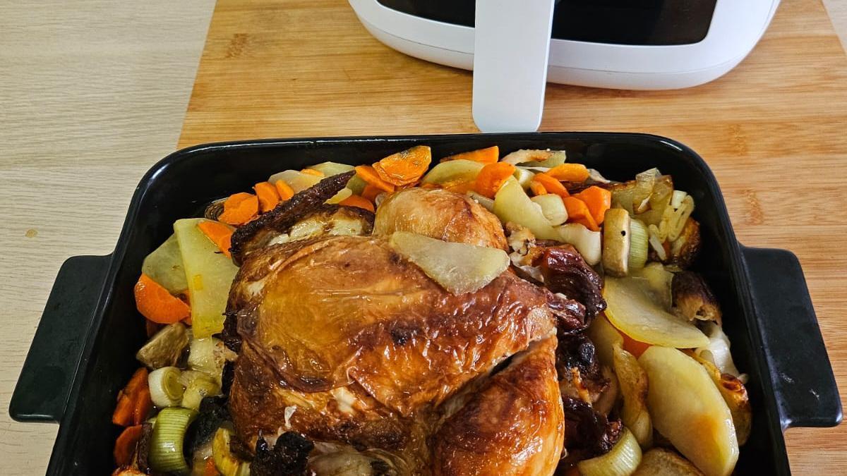 Un pollo asado listo para servir
