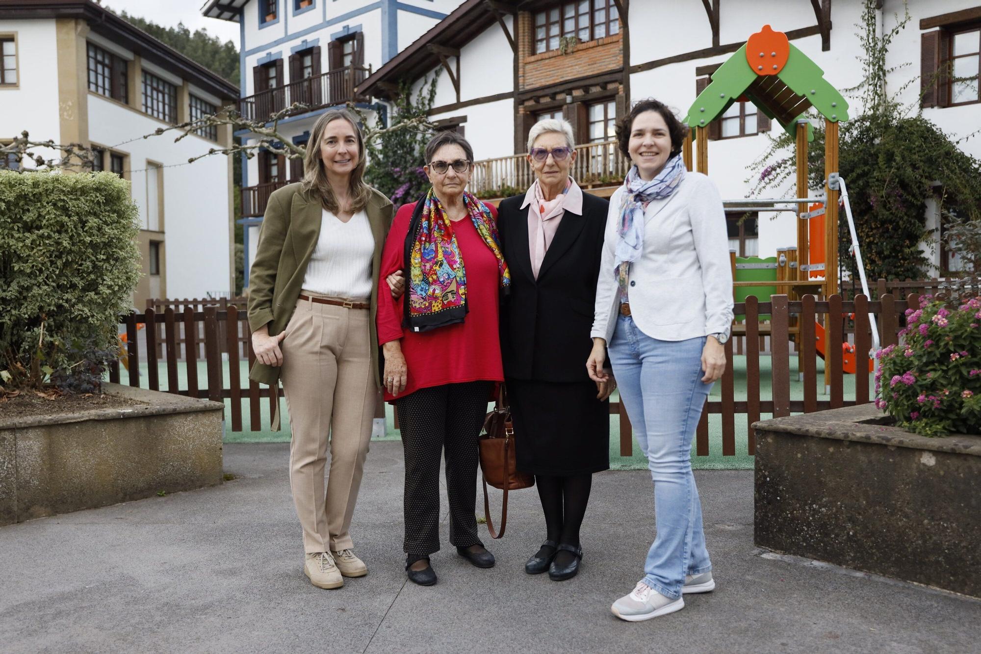 Alaitz Golzarri, propietaria de la farmacia Golzarri de Mungia, con Begoña Golzarri, Eli Golzarri y Aitziber Saiz.