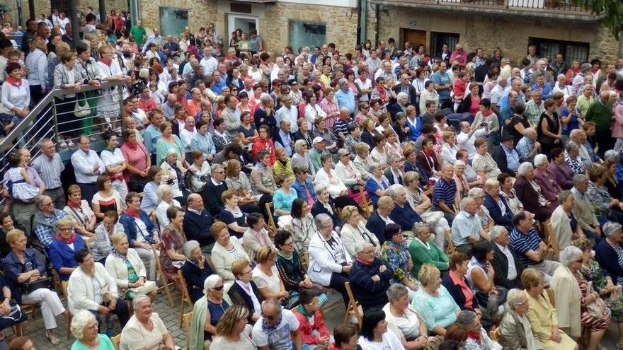 Vecinos y vecinas de Altsasu, durante un concierto en fiestas.