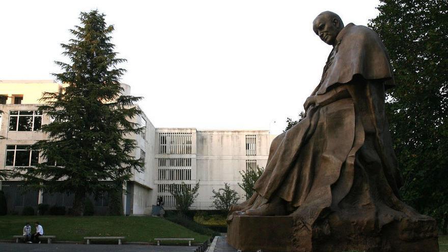 La estatua de Juan Pablo II.