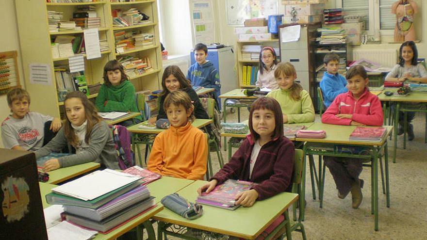 Los alumnos de 4º, 5º y 6º de Abárzuza, que comparten aula, ayer en el obsoleto colegio local.