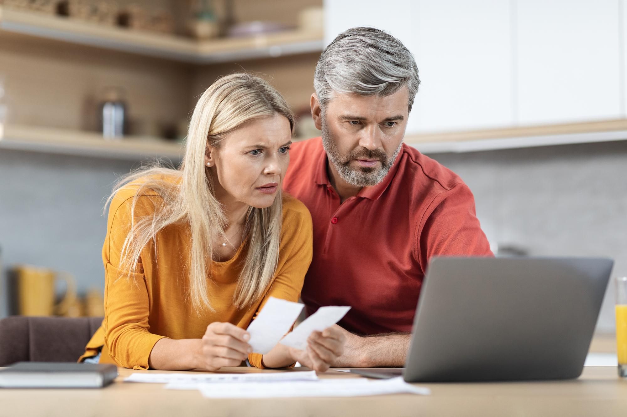Una pareja adulta evalúa su presupuesto.
