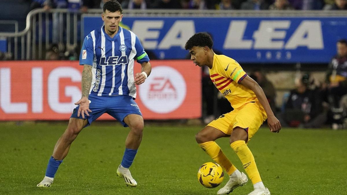 Javi López disputa un balón junto a Lamine Yamal en la temporada 2023-2024.
