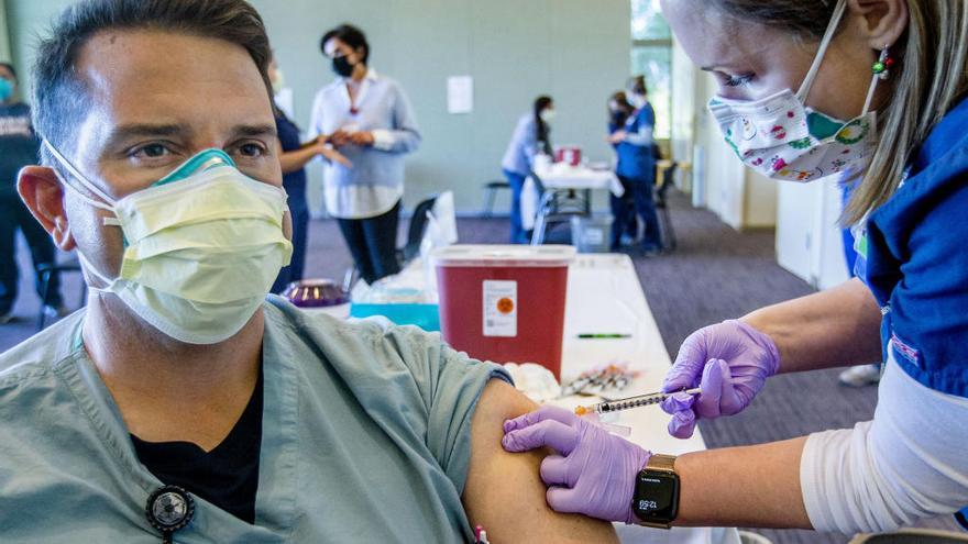 EEUU aprueba la dosis de refuerzo de Pfizer y Moderna para adultos