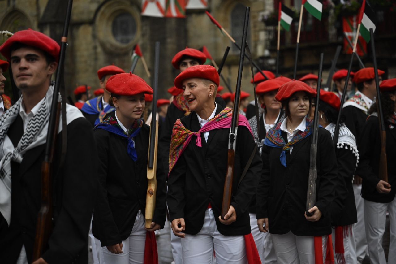 La compañía Jaizkibel desfila en Hondarribia