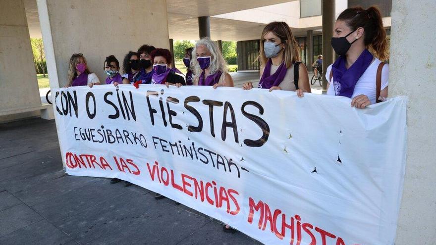 Miembros de Eguesibarko Feministak durante la recreación de un &quot;no chupinazo&quot; en 2021.