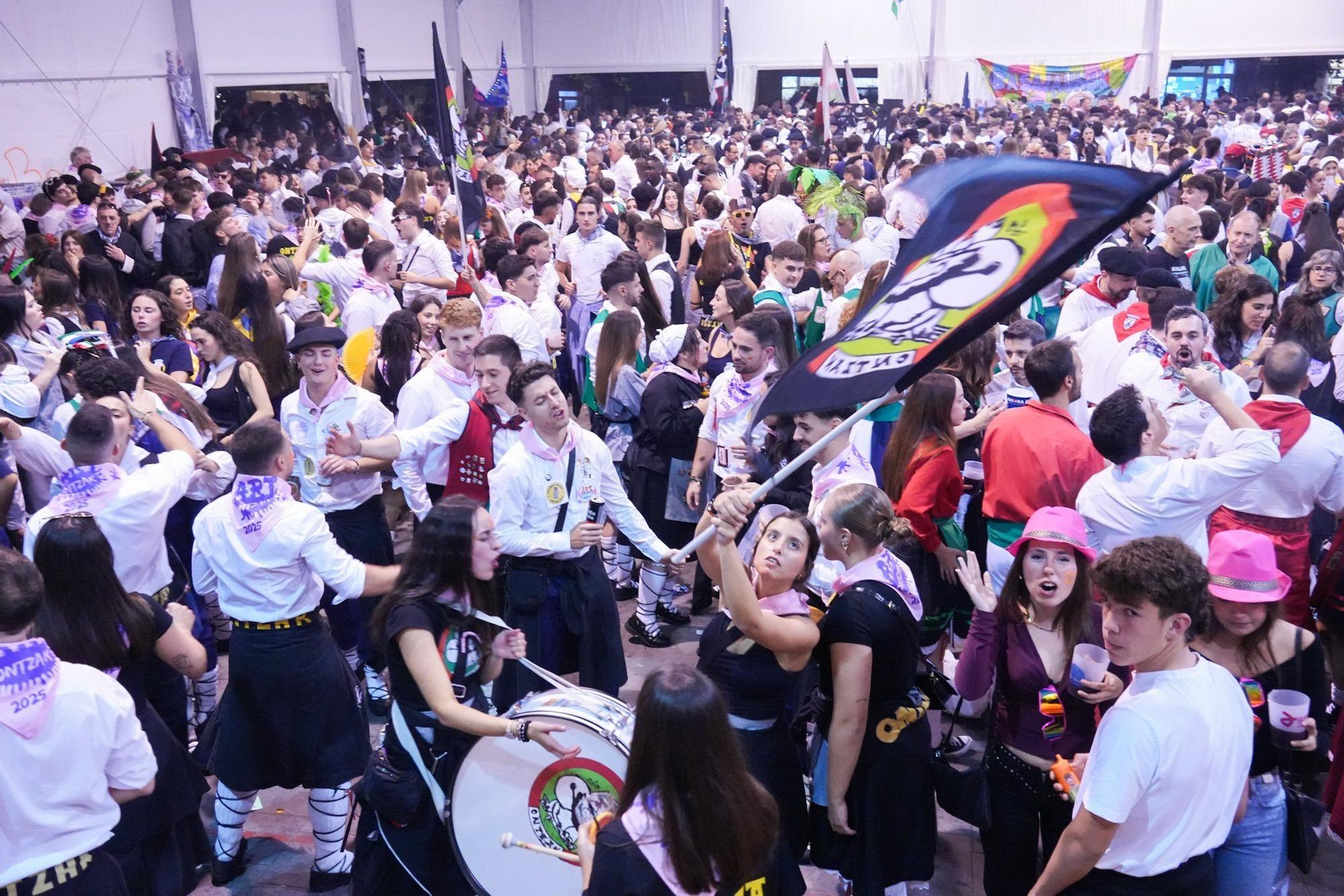 Yeray González da la salida a la intensa maratón de 9 días de fiestas de Basauri con las cuadrillas invadiendo las calles