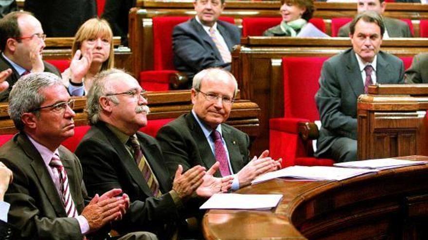Saura (ICV), Carod Rovira (ERC), Montilla (PSC) y, al fondo Mas (CiU), aplauden en el Parlament.