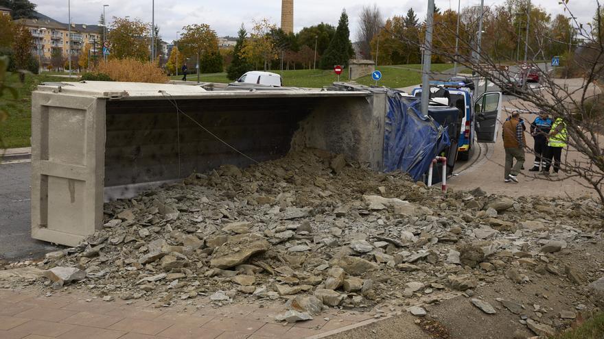 Herido leve en el vuelco de un camión en Pamplona