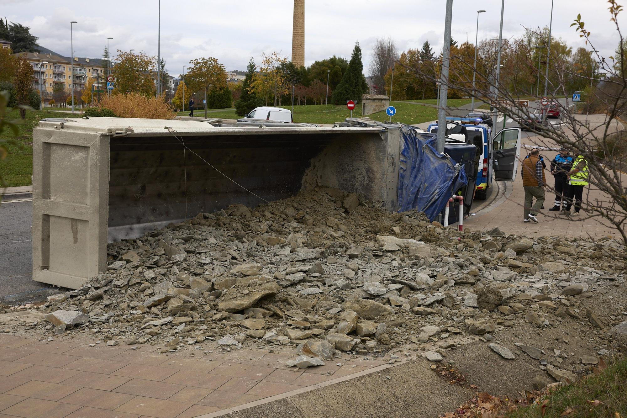 Fotos de un camión volcado en la rotonda entre Mendillorri y Lezkairu