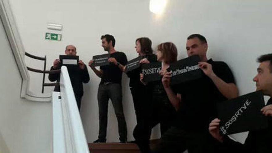 Trabajadores de RTVE en Navarra muestran la salida a los responsables que no están en sus cargos por méritos profesionales