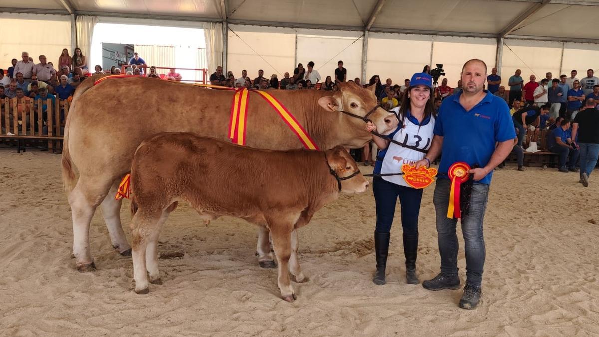 Teka, coronada ganadora con su ternero. Teka, coronada ganadora con su ternero.