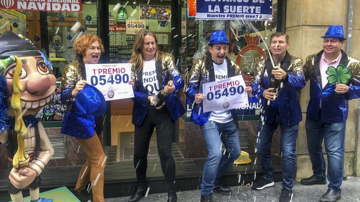 Varias personas celebran haber ganado El Gordo de la Lotería de Navidad