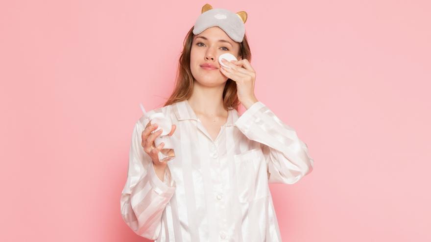 Por qué nunca debes dormir con maquillaje: estos son los peligros que puede sufrir tu piel