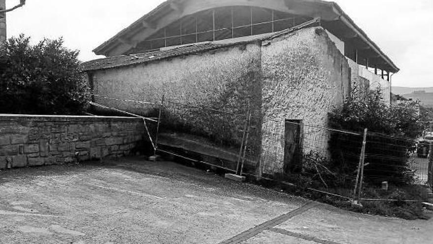 Fachada de la caseta en ruinas de Paternáin, con una valla perimetral que no impide la entrada de chavales. Fotos: cedidas