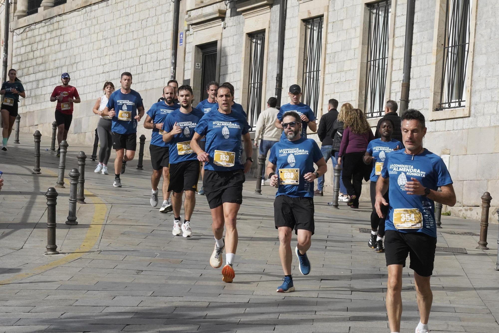 En imágenes: Miles de personas conquistan la Almendra de Gasteiz