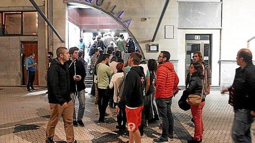 Cola frente a la taquilla de los cines Príncipe en Donostia.