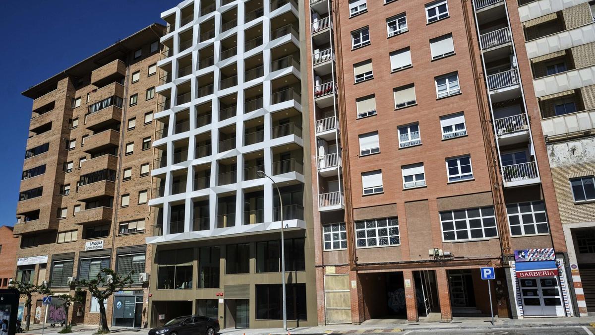 Fachada de un edificio de viviendas en el barrio de Azpilagaña.