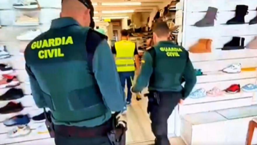 La Guardia Civil desmantela más de mil artículos de lujo falsificados en Irun