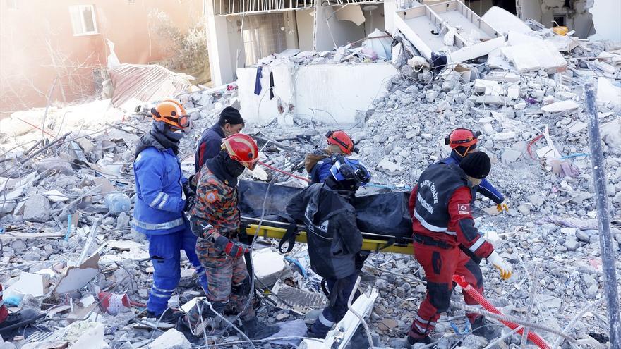 Rescatadas tres personas tras casi 200 horas atrapadas bajo los escombros en Turquía