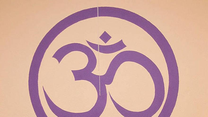 Ainhoa Iriarte, que será quien imparta el curso para músicos, posa junto a su acordeón en una de las salas del centro Tu Spacio.