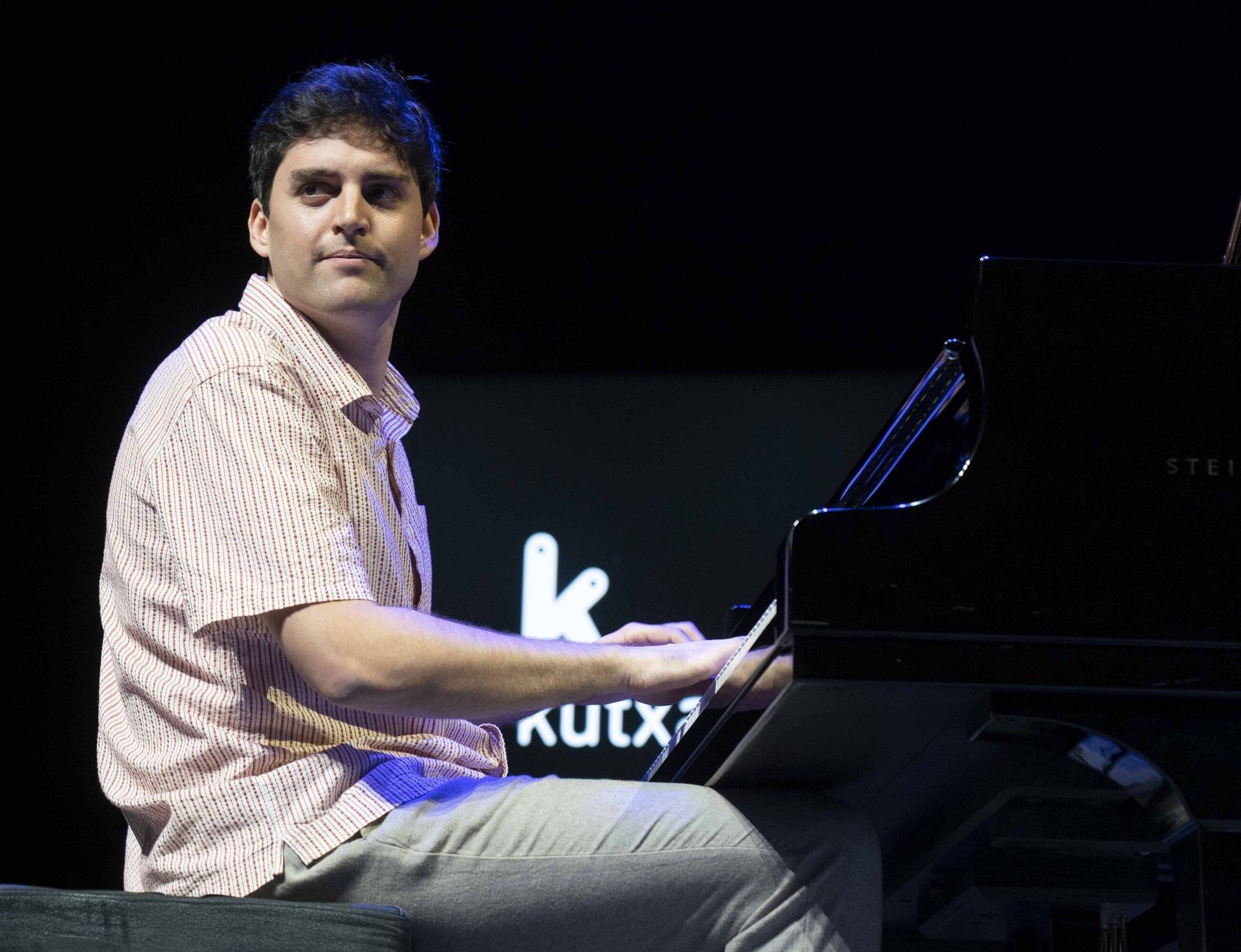 En imágenes: Álvaro Torres: en el club, pero sin barra