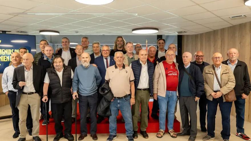 Osasuna entrega su insignia a 19 socios al cumplir los 50 años como miembros del club