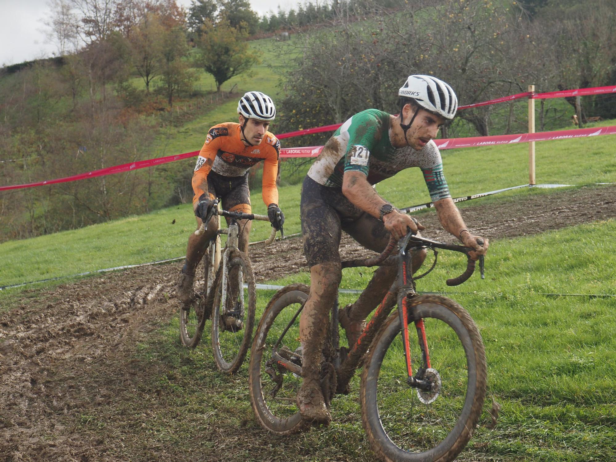 El barro se sumó al espectáculo de ciclocross en Elgoibar