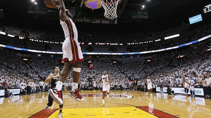 Chalmers secunda a James y los Heat se exhiben ante los Spurs