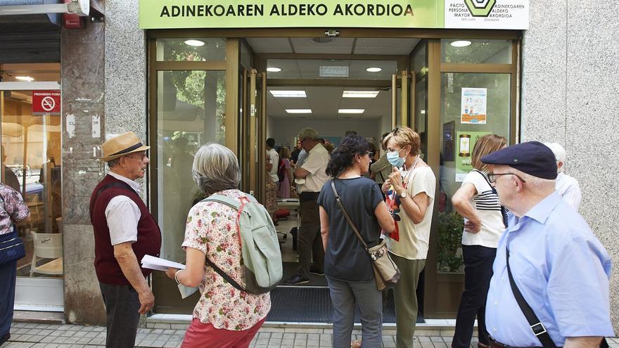 Talleres de salud, ejercicio y yoga para mayores en San Juan durante abril y mayo