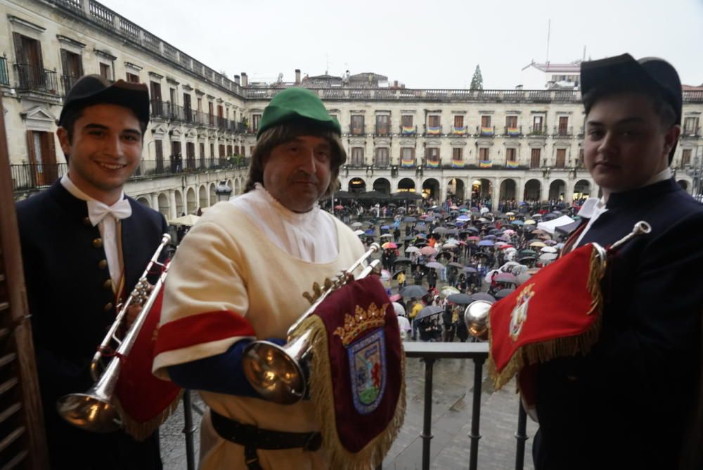 Retreta desde el Ayuntamiento de Vitoria.